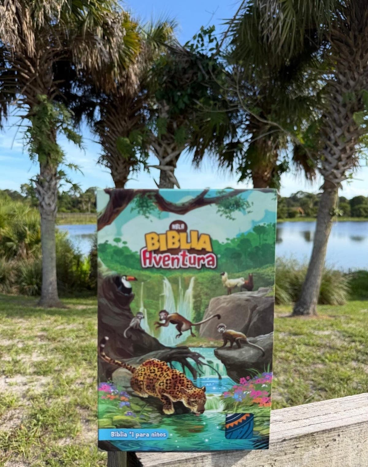 Biblia Aventura NTV con portada de selva y animales