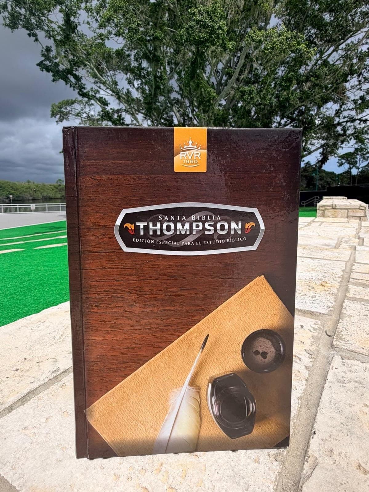 Santa Biblia Thompson con portada de madera y pluma